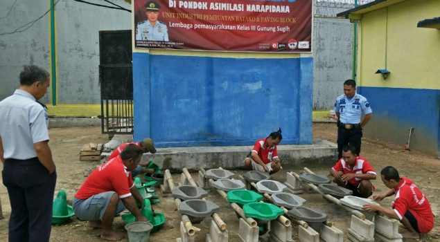 Lapas Gunung Sugih Serahkan Closet Hasil Karya Napi