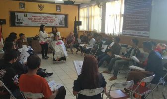 Klien Bapas Bandung Mendapat Bimbingan Kemandirian Potong Rambut