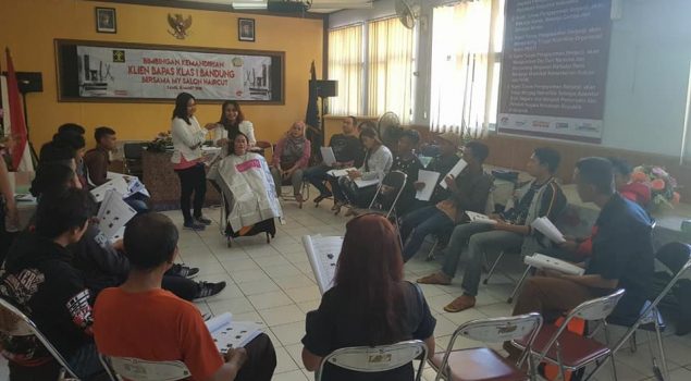 Klien Bapas Bandung Mendapat Bimbingan Kemandirian Potong Rambut