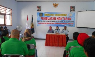 Klien Bapas Kediri Belajar Membuat Hantaran Pengantin