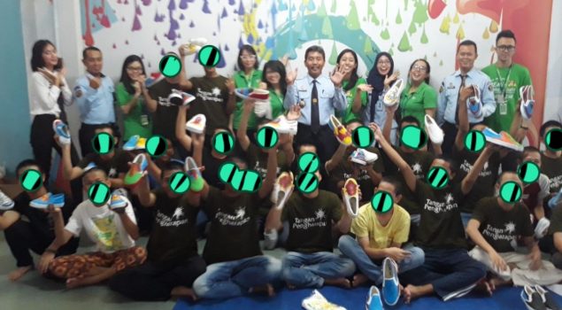 Anak LPKA Jakarta Belajar Melukis Sepatu Bersama Tokopedia