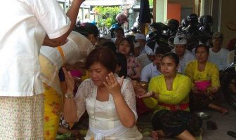 Peringati Hari Purnama, Petugas Bapas Denpasar Sembahyang Bersama