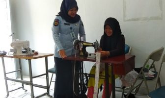 Jadi Bekal Keterampilan, WBP Cabrutan Lhoknga Dilatih Menjahit