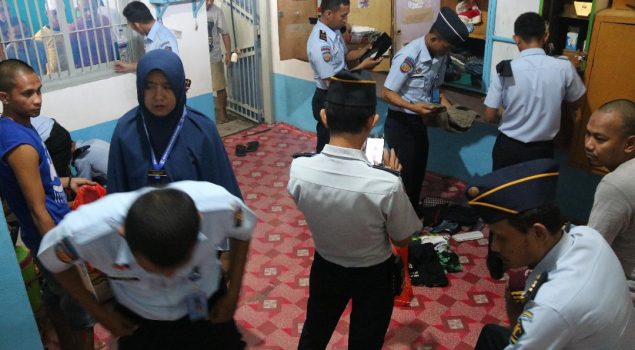 Petugas Lapas Narkotika Sungguminasa Sita Barang-Barang Terlarang