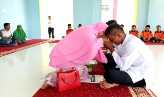Tradisi "Peusijuk" Lepas 2 Anak LPKA Banda Aceh