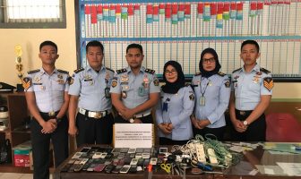 Penggeledahan Serentak, Petugas Rutan Bandung Amankan HP