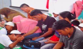 Isak Tangis Pecah di LPKA Mamuju Saat Ritual Membasuh Kaki Orangtua