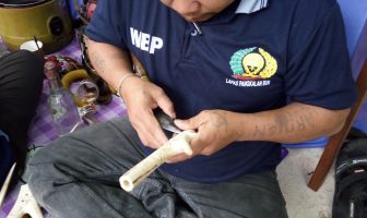 WBP Lapas Pangkalan Bun Unjuk Kemampuan Buat Gagang Mandau