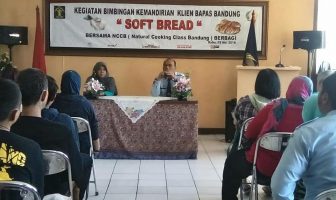 Klien Bapas Bandung Belajar Membuat Soft Bread