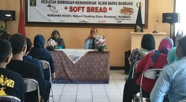 Klien Bapas Bandung Belajar Membuat Soft Bread