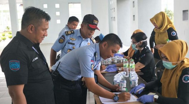 Pastikan Jajarannya Steril Narkoba, Kadivpas Lampung Tes Urin Petugas & WBP Gunung Sugih