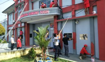 Pasukan Merah Putih Narapidana Lapas Gunung Sugih Cat Gedung Kantor
