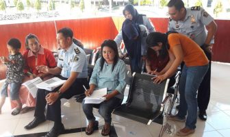 Petugas LPN Sungguminasa Bantu Pengisian Survey Pelayanan Publik