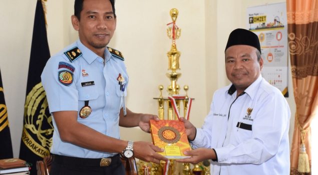 Tambahan 10 Al Quran Bantu Pembinaan di Rutan Pinrang