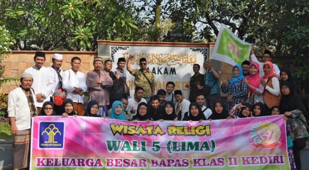 Ziarah 5 Wali, Petugas Bapas Kediri Tingkatkan Mental Spiritual