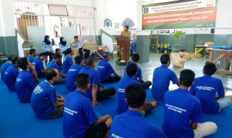 WBP Lapas Pemuda Madiun Belajar Buat Tas dari Plastik