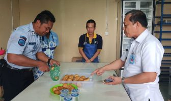 Dir. Binapi Latkerpro Puji Kelezatan Roti Produksi Lapas Batam