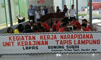 Lestarikan Budaya, Lapas Gunung Sugih Latih WBP Buat Kain Tapis