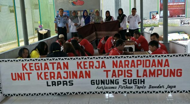 Lestarikan Budaya, Lapas Gunung Sugih Latih WBP Buat Kain Tapis