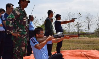 Petugas Rutan Purworejo Latihan Menembak Bersama Kodim 0708 Purworejo
