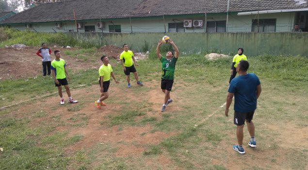 Latihan Voli Pererat Silaturahmi Bapas & DENPOM Lampung
