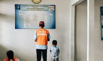 Terharu, WBP Izin Salat Berjamaah dengan Sang Anak