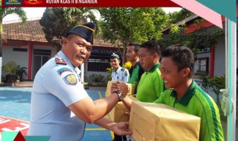 Warga Binaan Rutan Nganjuk Sumringah Dapat Hadiah