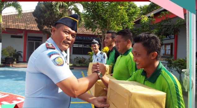 Warga Binaan Rutan Nganjuk Sumringah Dapat Hadiah