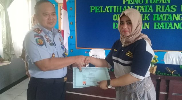 Sepuluh WBP Wanita Rutan Batang Mendapat Sertifikat Tata rias