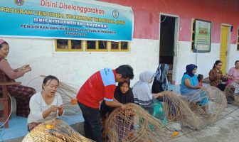 WBP Lapas Polewali Ajarkan Masyarakat Keterampilan Anyaman Lidi