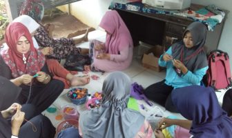 WBP Perempuan Rutan Batang Belajar Buat Gantungan Kunci