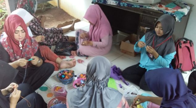 WBP Perempuan Rutan Batang Belajar Buat Gantungan Kunci