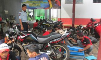 WBP Rutan Batang Belajar Keterampilan Tambal Ban