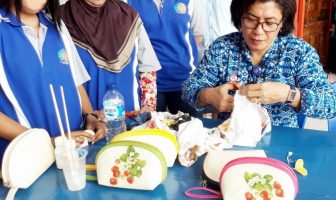 Kalapas Perempuan Ambon Latih WBP Hias Tas Anyaman