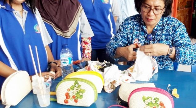 Kalapas Perempuan Ambon Latih WBP Hias Tas Anyaman