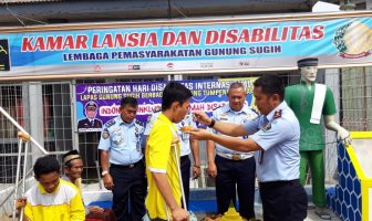 Petugas Lapas Gunung Sugih Potong Tumpeng Bersama Napi Penyandang Disabilitas