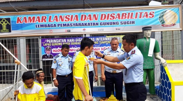 Petugas Lapas Gunung Sugih Potong Tumpeng Bersama Napi Penyandang Disabilitas