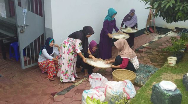 WBP Perempuan Rutan Batang Bantu "Napeni" Beras