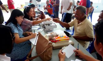 Pemeriksaan Kesehatan, WBP Rutan Manado Dapat Kacamata Gratis