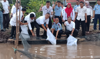 Kakanwil Jambi Tebar 2.000 Benih Ikan Lele di Lapas Sarolangun