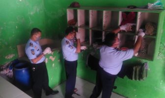 Razia Rutin Cegah Masuknya Barang Terlarang ke LPKA Kutoarjo
