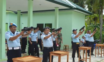 Petugas Rutan Majene Latihan Menembak dengan TNI & Kodim
