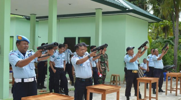 Petugas Rutan Majene Latihan Menembak dengan TNI & Kodim