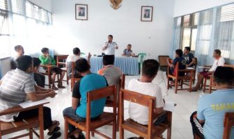 Karutan Majene Ajak WBP Diskusi Bahasa Inggris