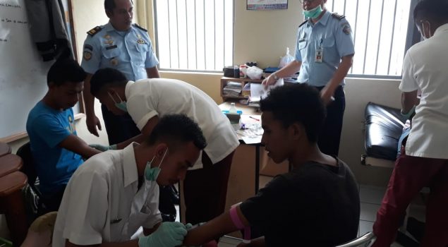 Pengambilan Sampel Darah Cegah Penularan HIV/AIDS di Lapas Ambon