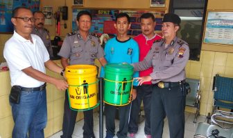 Lapas Sragen Serahkan Tong Sampah Buatan WBP ke Polsek Sidoharjo