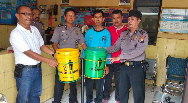 Lapas Sragen Serahkan Tong Sampah Buatan WBP ke Polsek Sidoharjo