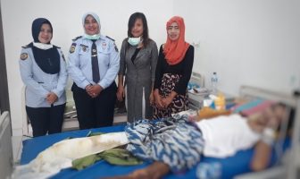 PK Bapas Manokwari Bantu Keluarga Klien yang Sakit