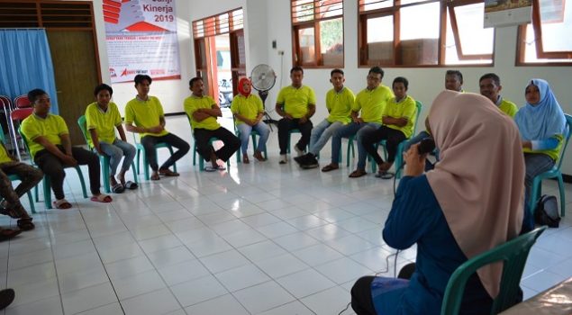 22 Klien Bapas Kediri Belajar Buat Piring Lidi