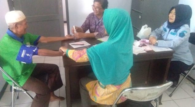 Wujud Pelayanan Berbasis HAM, WBP Lansia Rutan Batang Jalani Pemeriksaan
